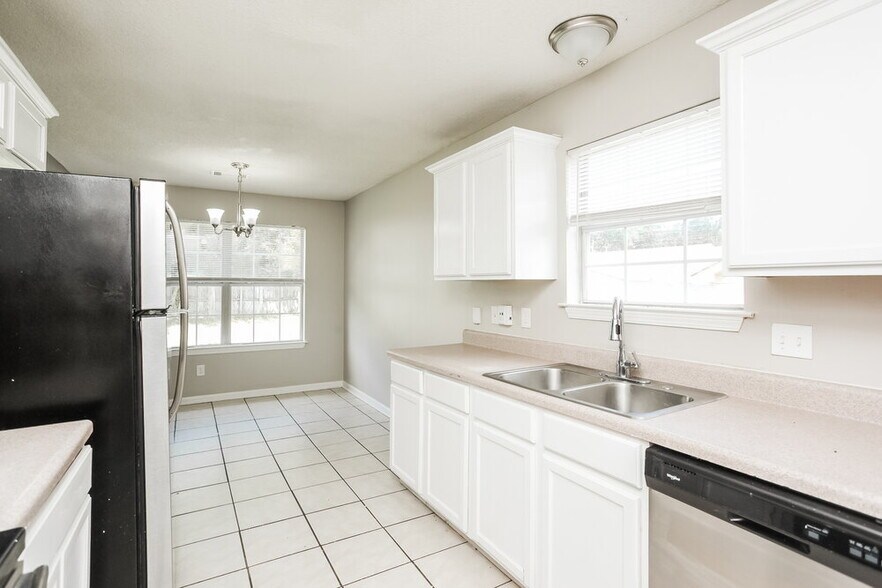 Building Photo - 4471 Bishop Hills Dr