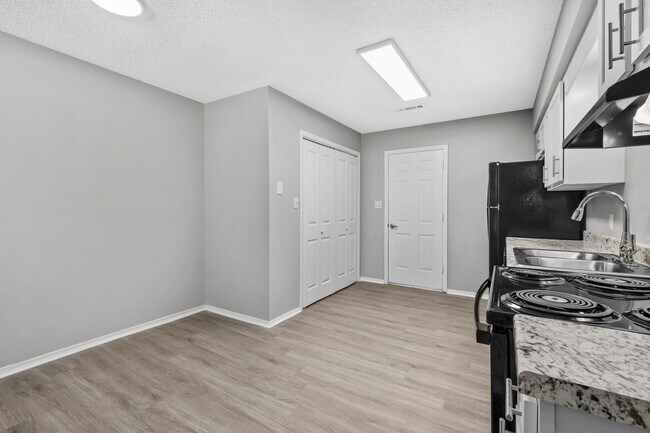 Building Photo - Cozy 2 Bedroom Duplex with Fireplace & Spacious Backyard!