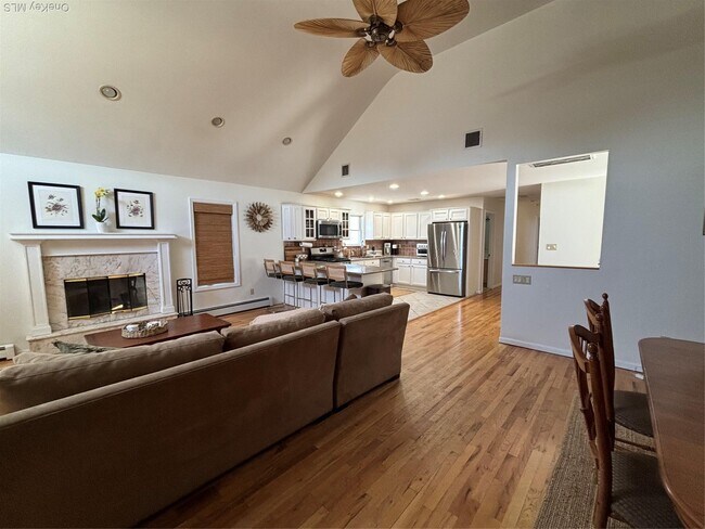 Building Photo - 227 W Pine St