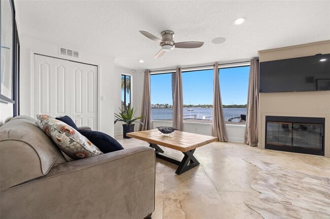 Building Photo - 2785 Bayside Dr S