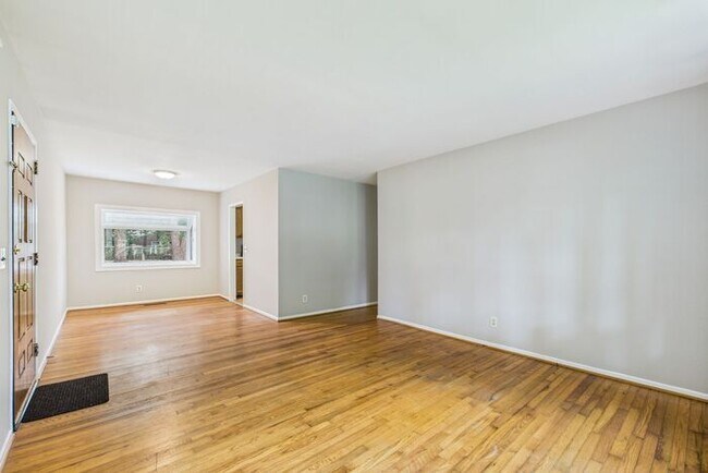 Building Photo - NW Brick Home in the Desirable Guilford Hi...