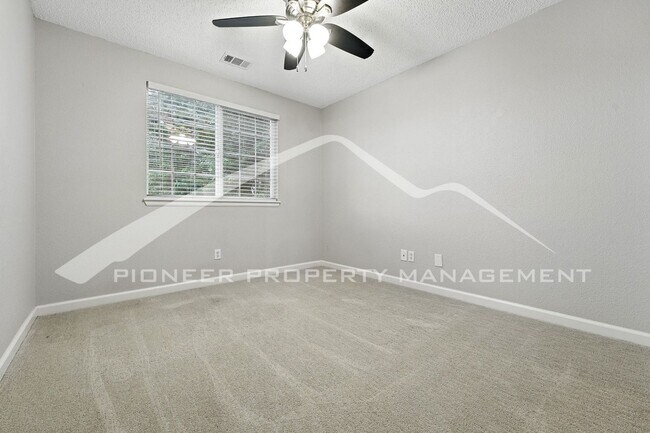 Building Photo - Spacious Home with Washer/Dryer and Centra...
