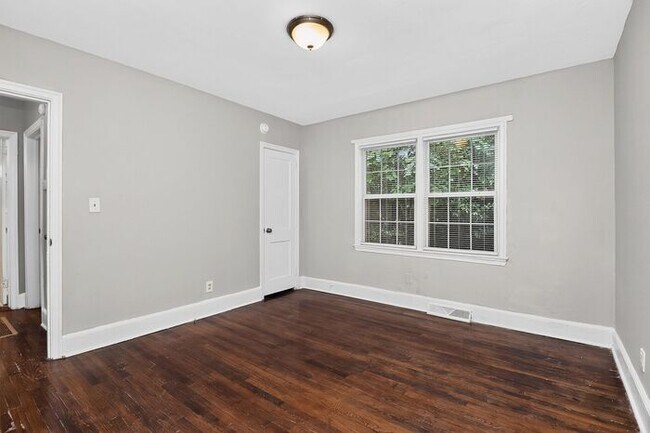 Building Photo - Charming 2BD/1BA Brick Duplex in NoDa!