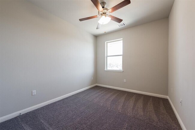 Building Photo - 13800 Lyndhurst St