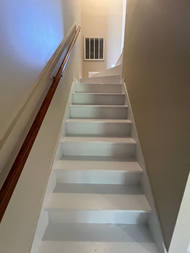 Building Photo - Beautiful 2 bedroom 2.5 bath town house located off Piney Green Road