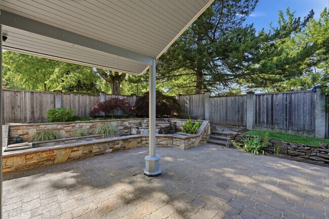 Building Photo - 17903 Ridge Lake Dr