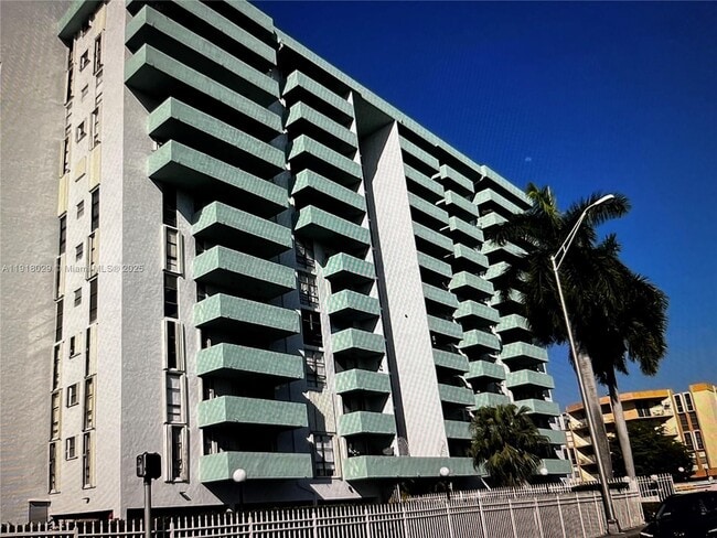 Primary Photo - 1825 W 44th Pl