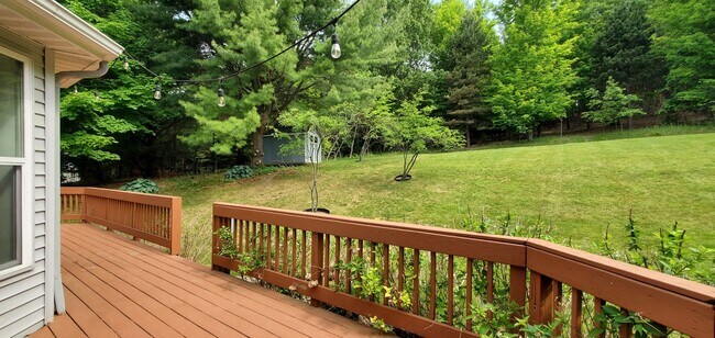 Building Photo - Spacious 5 Bedroom Executive Level Home