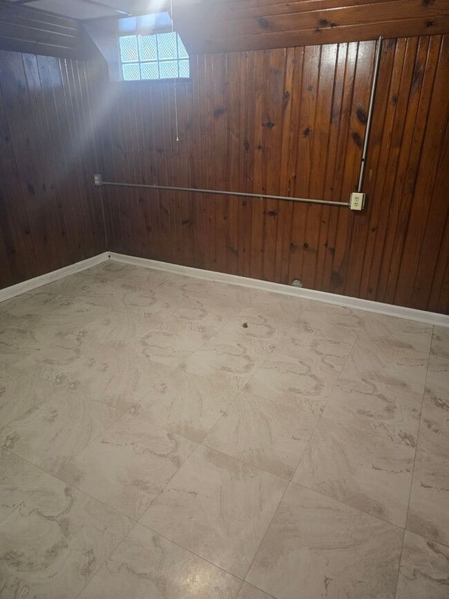 Building Photo - 2 Bedroom With Bonus Room in Basement