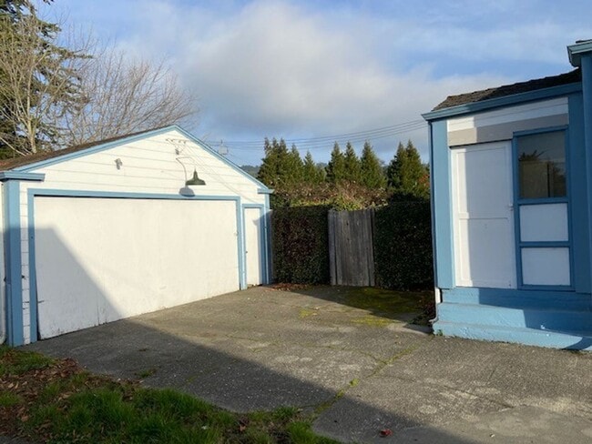 Building Photo - Nice updates in this 2 / 1 house with 2 ca...