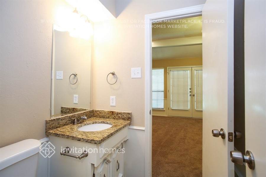 Building Photo - 1409 Carriage Ln