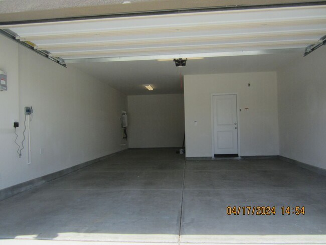 Building Photo - COOL POOL, PARKS AND NEAR NEW 3 BR PLUS DEN IN MEINFEE