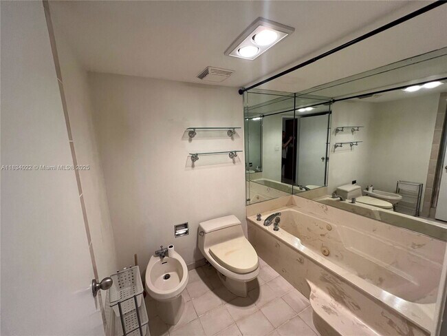 Building Photo - 520 Brickell Key Dr