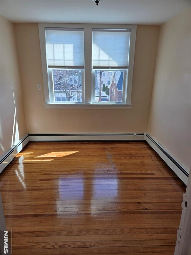 Building Photo - 14 Chestnut St