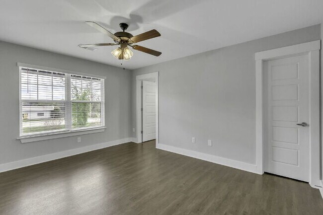 Building Photo - Charming 3-Bed, 2.5-Bath Townhouse Gem in Travelers Rest