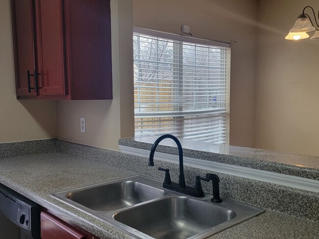 Building Photo - 2 Story-Townhome - 1 Car Garage - Gated Community - Camp Creek