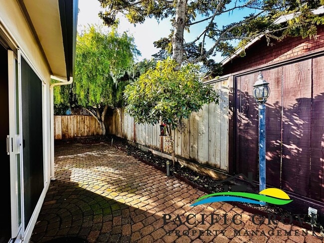 Building Photo - Charming Fully Furnished Updated Two-Bedroom in Pacific Grove!