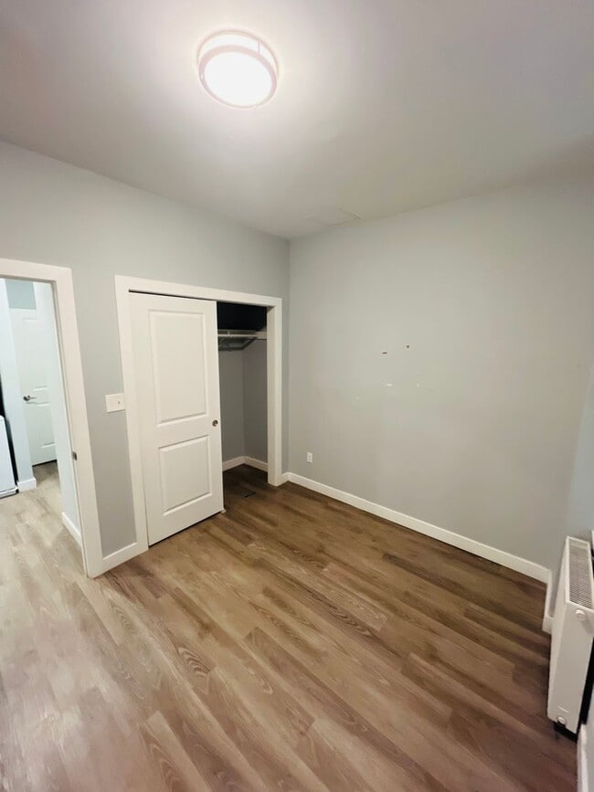 Building Photo - Bright & Spacious 3-Bedroom Apartment with In-Unit Washer/Dryer | Heat & Hot Water Included | Nea...