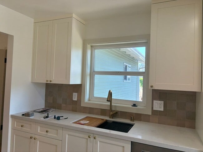 Building Photo - Newly renovated 2 bedroom 2 bathroom in a great location