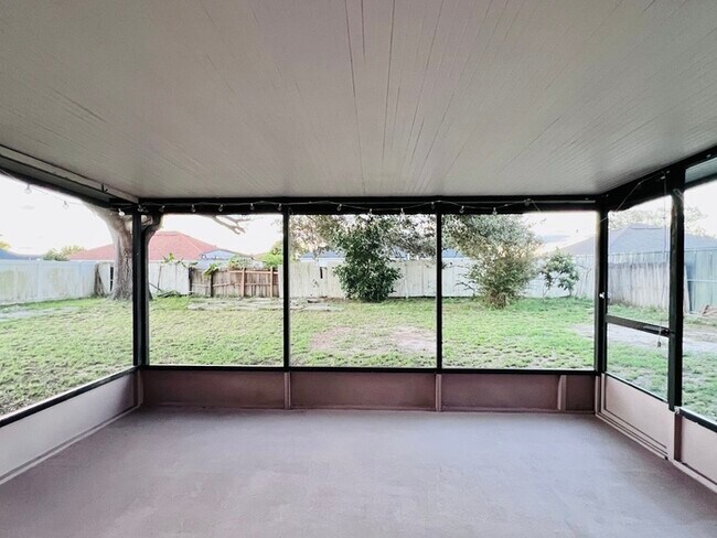 Building Photo - Spacious 3 bedroom 2 bath 2 car garage hom...