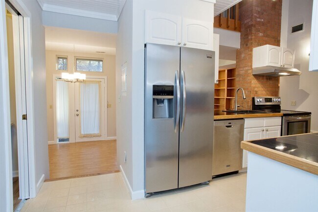 Building Photo - Stratton Forest Condo