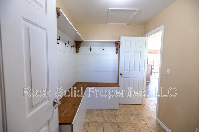 Building Photo - 1113 Banjo Ct
