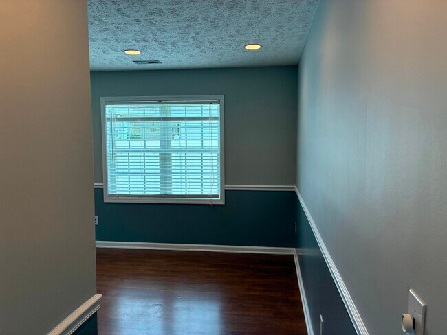 Building Photo - 9565 Sullivan Dr