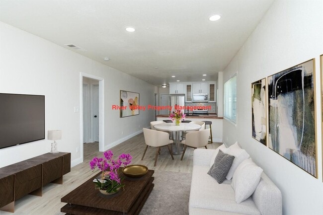 Building Photo - Adorable remodeled Cottage, 3+2, CHA, Garage, fenced yard, close to Christian Brothers High School