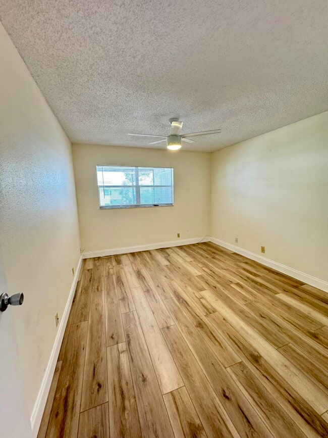 Building Photo - 460 Saxony Way