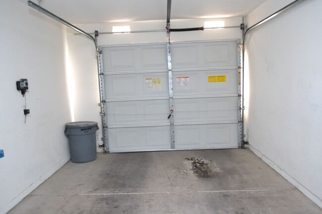 Building Photo - SW - ROOMY 3 BEDROOM 2.5 BATH TOWNHOME - 8...