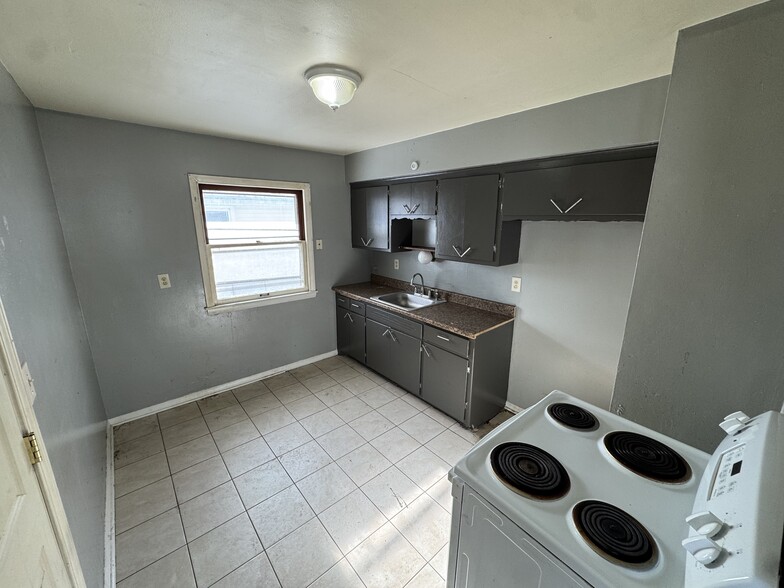 Building Photo - 5827 N 65th St