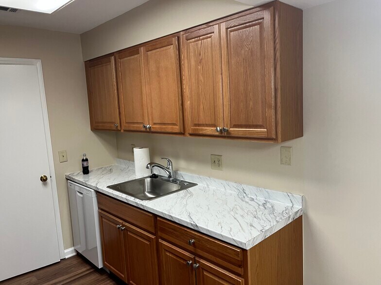 Kitchen - 5701 Chapman Mill Dr