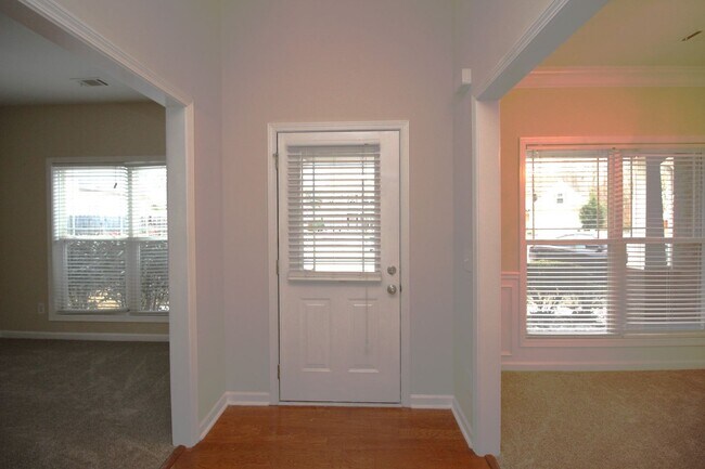 Building Photo - Walking distance to Downtown Sugar Hill!