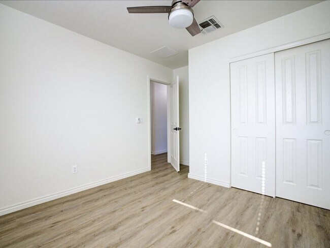 Building Photo - ** WOW $500.00 OFF FIRST FULL MONTHS RENT ...