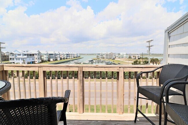 Building Photo - *Off Season Rental* Oceanfront *Queen's Gr...