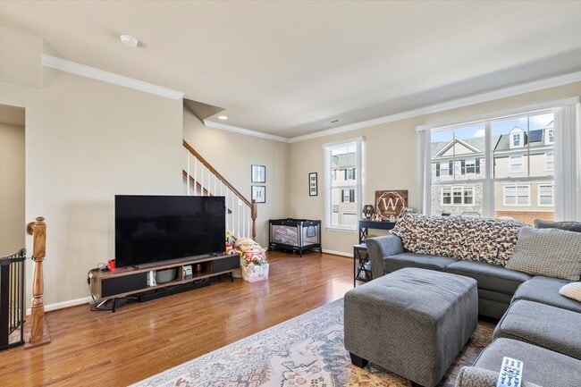 Building Photo - 3-Level Townhome in Woodstream!