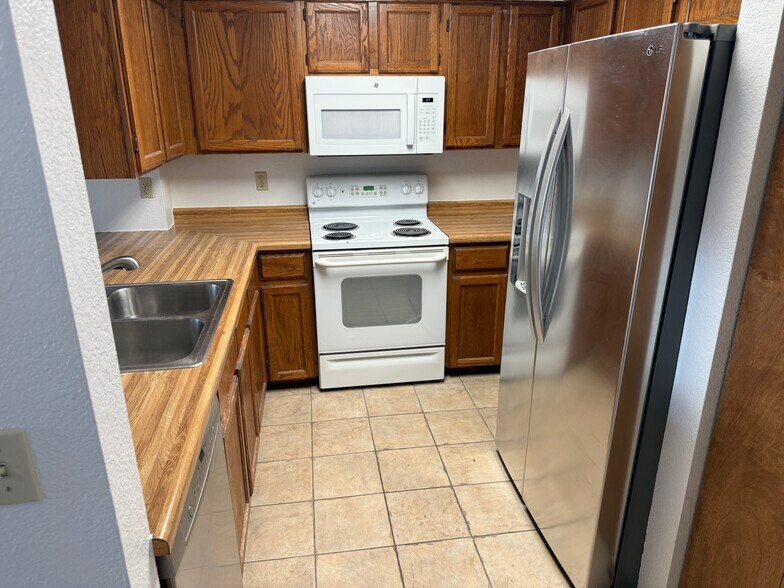 Kitchen - 6734 Yarrow St