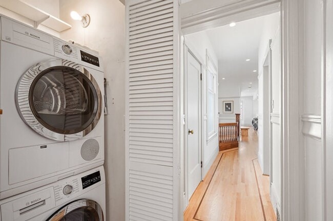 Building Photo - Gorgeous 4BR/2.5BA Nob Hill Home with Shar...