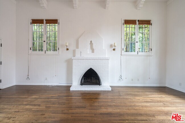 Building Photo - 1903 N Orchid Ave