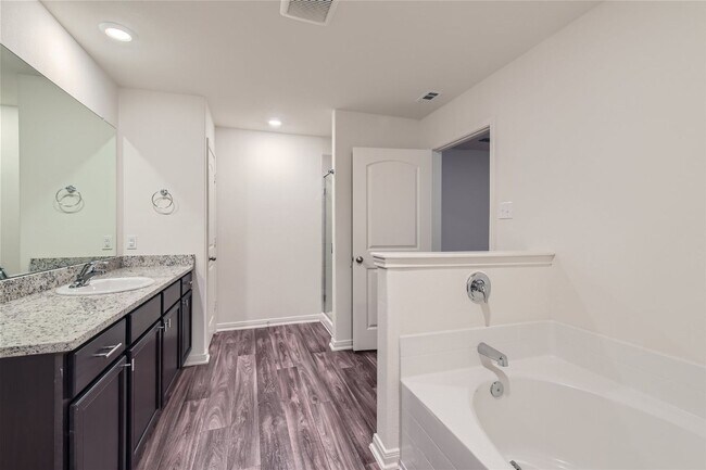 Building Photo - First time rental! move in ready! 15 minut...