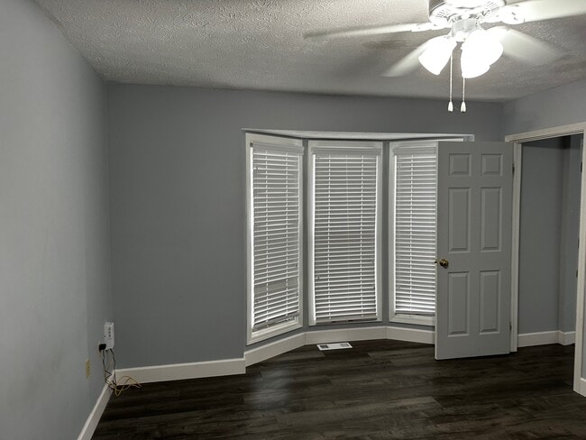 Building Photo - 5 White Oak Bend
