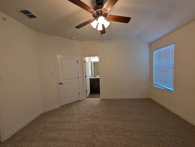 Building Photo - 1 MONTH FREE RENT / Close to HWY for Commu...
