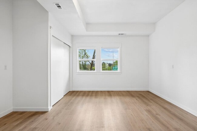 Building Photo - Spectacular SW Portland 2 bedroom Townhouse