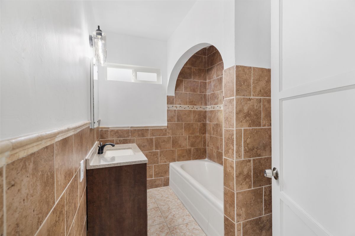 Building Photo - 301 10th St