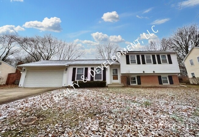 Building Photo - ***NAPERVILLE / 4 BDRM - 2 BTH / LARGE FEN...