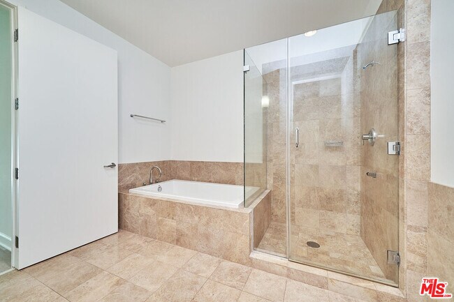 Building Photo - 3223 W 6th St