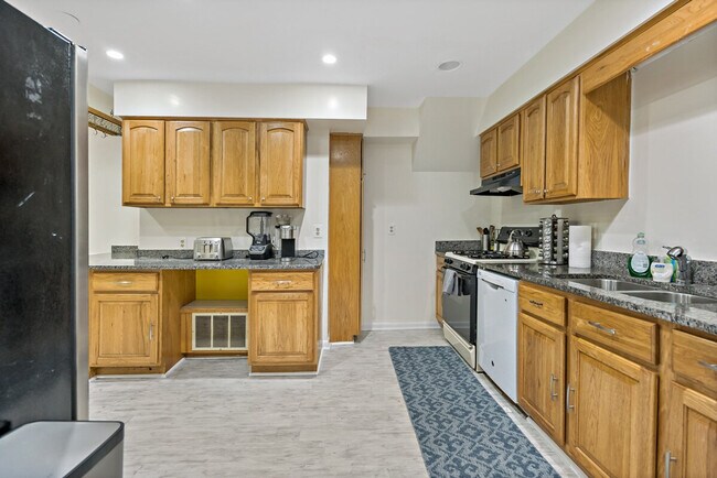 Building Photo - 2017 Woodford Rd