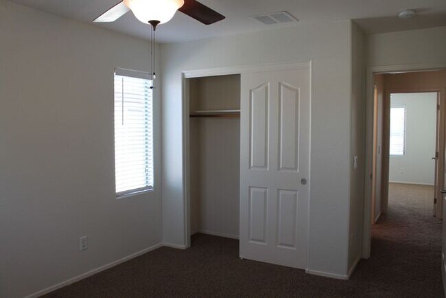 Building Photo - Beautiful 4 Bedroom in Lyons Gate!