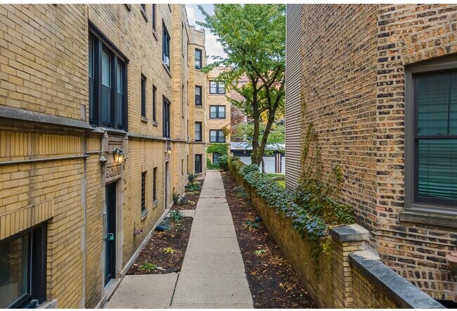 Building Photo - 648.5 W Roscoe St