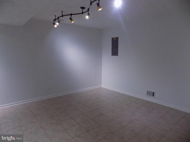 Building Photo - 313 Glenville Rd